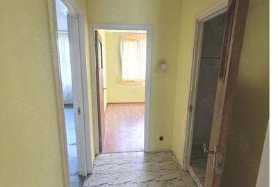 Apartament cu 3 camere semidecomandat în 1 Decembrie 1918
