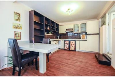 Casă cu 7 camere cu Teren 953 Mp în Central - 6