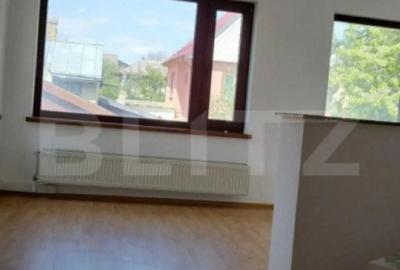 Casă cu 7 camere cu Teren 650 Mp în Central