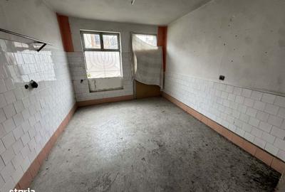 Casă cu 8 camere cu Teren 622 Mp în Titulescu - 15