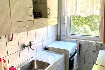 Apartament de vanzare, cu 3 camere, zona 7 Noiembrie - 8