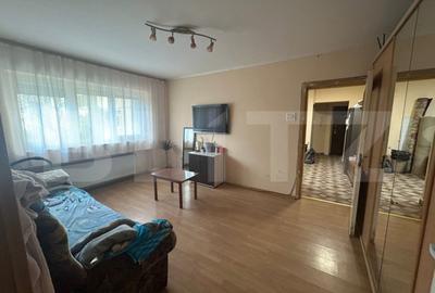 Apartament cu 3 camere semidecomandat, mobilat în Micro 16