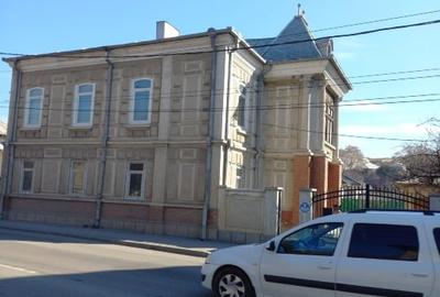 Casă individuală cu 7 camere în Central