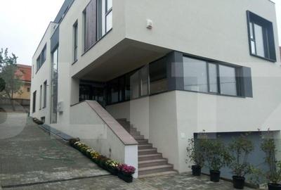 Spațiu comercial, de 700 mp, în Central