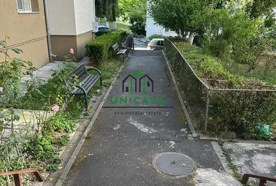 Apartament cu 3 camere decomandat în Petrișor
