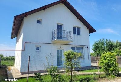 Casă cu 4 camere decomandat cu Teren 130 Mp în Central