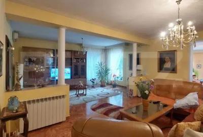 Casă cu 7 camere cu Teren 3800 Mp în Albert