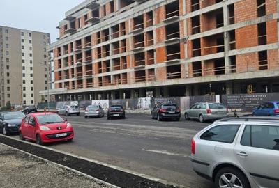 Apartament cu 3 camere decomandat în Tractorul - 10