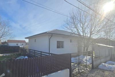 Casă cu 4 camere cu Teren 458 Mp în Săbăreni