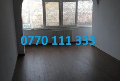 Apartament 3 camere zona Calarasilor, etaj intermediar, balcon 12mp