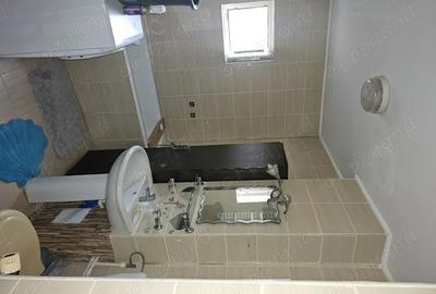 Apartament cu 3 camere semidecomandat în Km 4 - 3