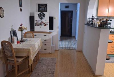 Apartament cu 4 camere semidecomandat în Exterior Vest