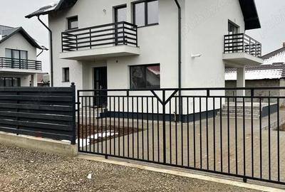 Casă cu 4 camere cu Teren 400 Mp în Central - 1