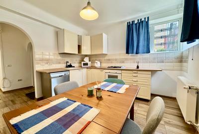 Apartament cu 2 camere semidecomandat, mobilat în P-ța Victoriei