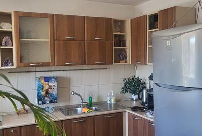 Apartament cu 3 camere semidecomandat în Iancului