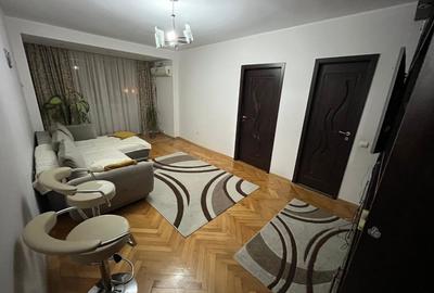 Apartament cu 3 camere semidecomandat în Micro 19