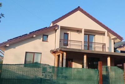 Casă cu Teren 481 Mp în Preajba