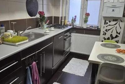 Apartament cu 3 camere decomandat în Far