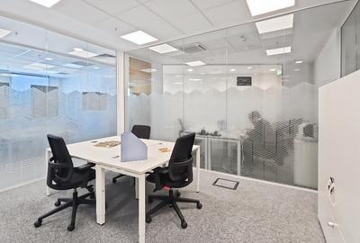 Birouri ce pot fi personalizate pentru 4 persoane in Spaces Campus 6