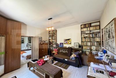 Apartament cu 3 camere semidecomandat, mobilat în Central