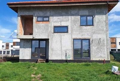 Casă cu 4 camere cu Teren 300 Mp în Tunari