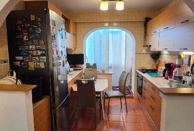 Apartament cu 3 camere decomandat, mobilat în Gorjului