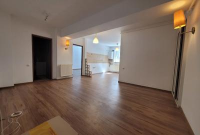 Apartament cu 3 camere semidecomandat în Berceni