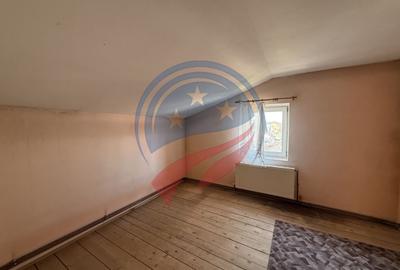 Casă individuală cu 8 camere cu Teren 453 Mp în 1 Mai - 19