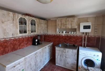 Casă cu 4 camere cu Teren 7720 Mp în Brătești - 2