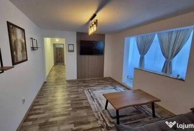Apartament cu 3 camere semidecomandat în Podul de Piatră