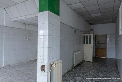 Comanesti, langa Politie – geamuri mari, vizibil - 9