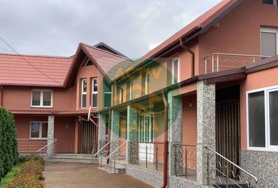 Casă cu 10 camere cu Teren 350 Mp în Est