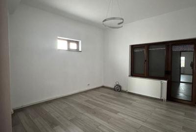 Apartament cu 3 camere decomandat în Central - 1