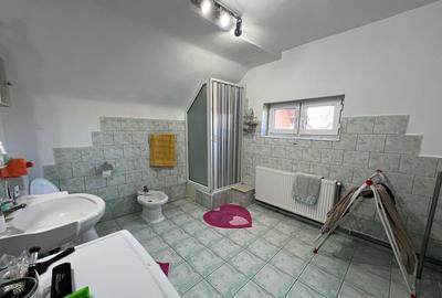 Casă cu 5 camere cu Teren 400 Mp în Central