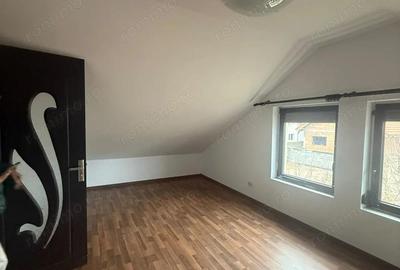 Casă cu 5 camere în Giroc