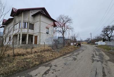 Casă individuală cu 12 camere cu Garaj în Siminicea