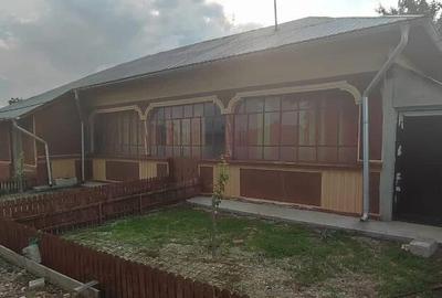 Casă cu 5 camere cu Teren 2500 Mp în Central - 1