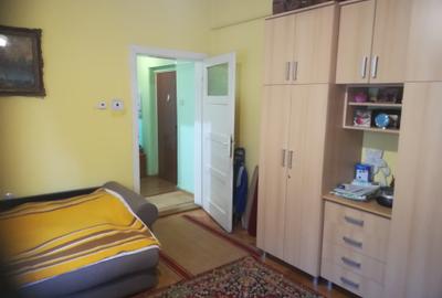 Vand in 7 Noiembrie ap.2 camere, et.1, nedecomandat - 2