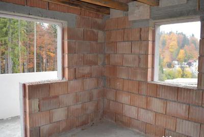 Casă cu 5 camere cu Teren 554 Mp în Piața - 2