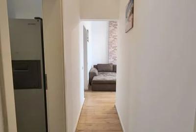 Apartament cu 3 camere semidecomandat în 1 Mai