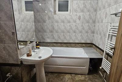 Apartament cu 3 camere decomandat în Craiovița Nouă