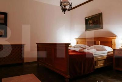 Casă cu 7 camere cu Teren 3000 Mp în Central - 3