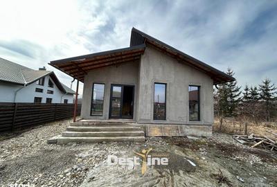 Casă cu 4 camere semidecomandat în Săvinești - 1