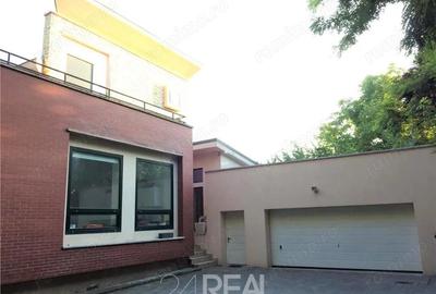 Casă cu 7 camere cu Piscina în Iancu Nicolae