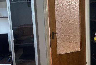 Ofer spre închiriere apartamentul cu trei camere în Drumul Taberei la Favorit - 3