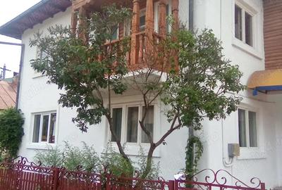 Casă cu 6 camere în Rucăr - 4