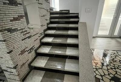 Casă cu 12 camere cu Teren 380 Mp în Central - 3