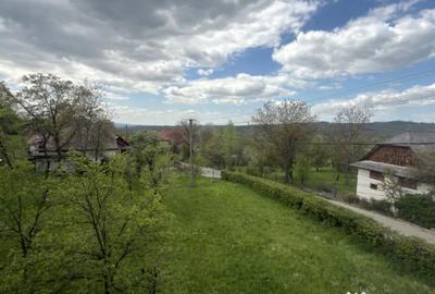 Casă cu 3 camere cu Teren 2200 Mp în Central - 2