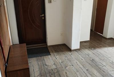 Apartament cu 4 camere decomandat în Tractorul