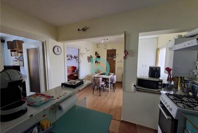 Apartament cu 3 camere semidecomandat în Tractorul - 7